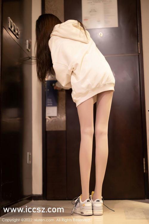 女生玉足脱鞋视频,一瞥女性足下风情万种