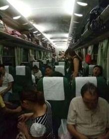 晚上在火车上的视频,捕捉流动中的光影瞬间